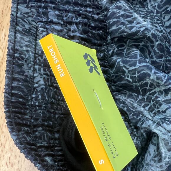 All in Motion Shibori Mid-Rise Charcoal Gray Run Shorts - Size Small - NWT - Picture 9 of 9